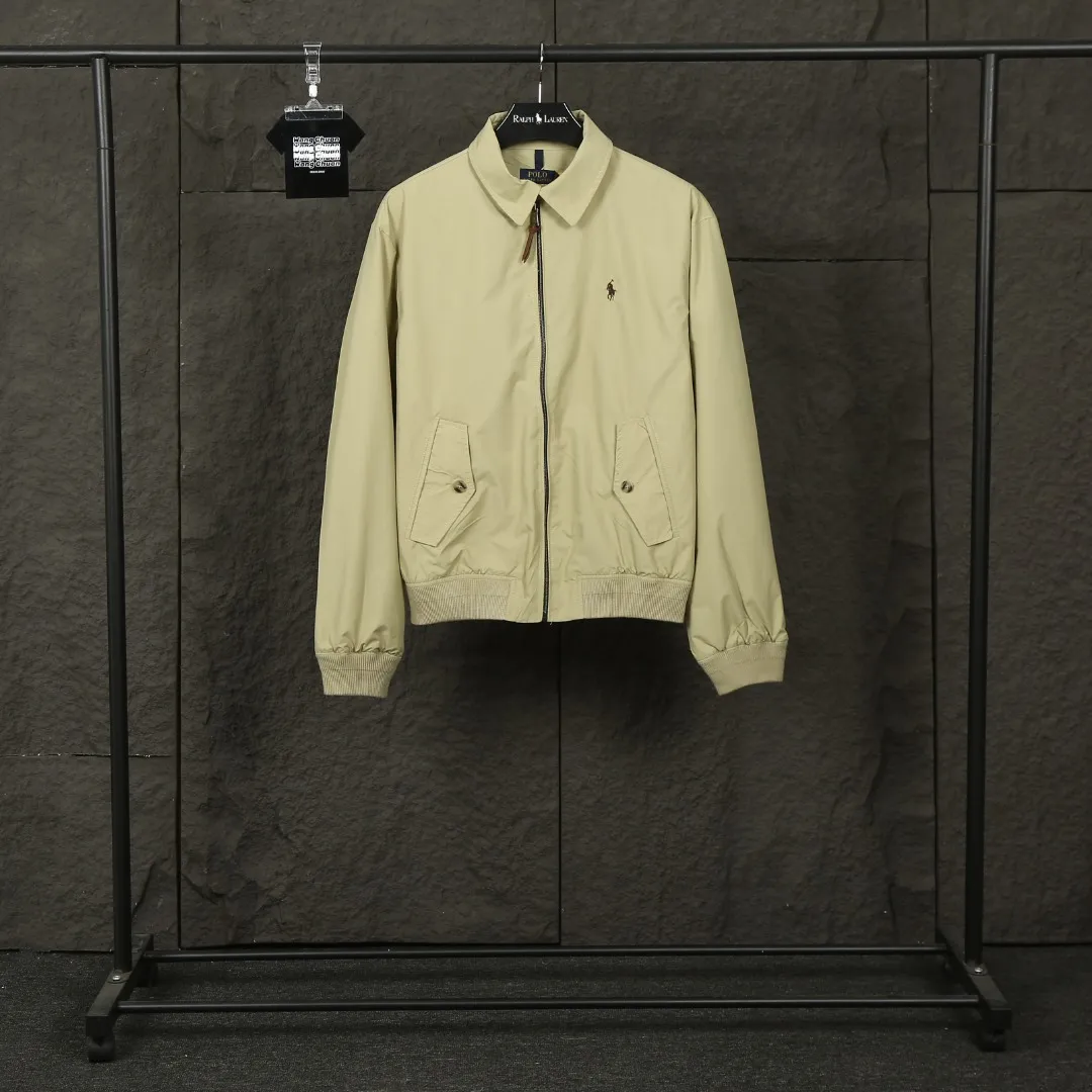 P320 Real photos [Evergreen all year round] Style number: 25025# (on sale all year round) Color: black/light card/gray white Size: S to XL - Ralph Lauren/Ralph Lauren SS25 new double-layer windproof and water-repellent classic old cadre style light casual jacket - double-layer design same color inside and outside S237 high-density micro-water-repellent craft fabric (100% T) ✅ | - Custom-woven double-layer rabbit velvet needle thread, non-market wrong version of mercerized cotton ✅ - Customized two-color webbing strip on the back collar, with zipper side pockets inside ✅ - POLO brand zipper, genuine leather zipper piece, dark and light two-color buttons ✅ - RL25SS new jacket The fabric is made of lightweight polyester fiber, windproof and waterproof, more lightweight, suitable for traveling or daily outdoor sports, simple line design and wide and neat tailoring, unisex style for both men and women Good for commuting, classic and durable